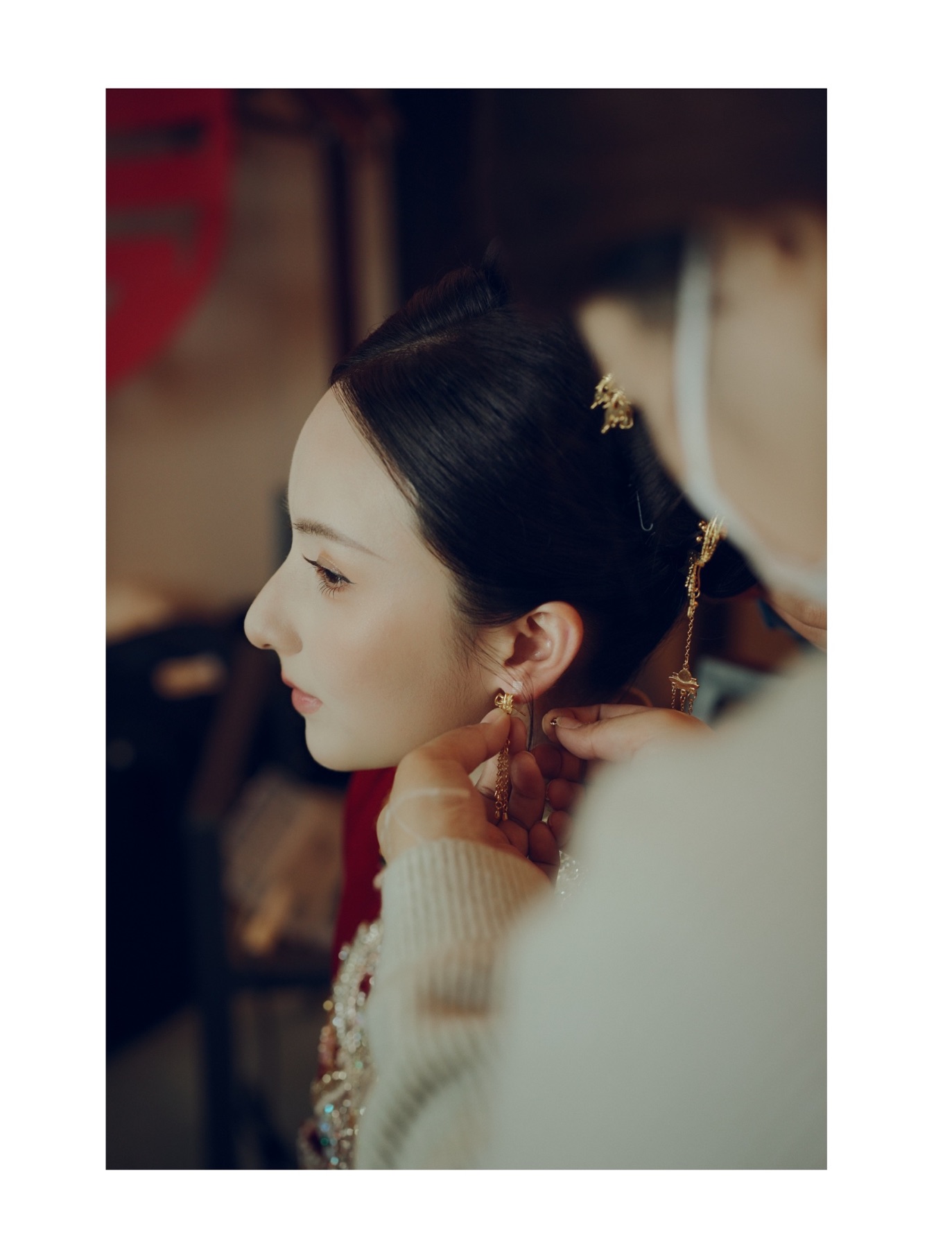 新娘侧脸与佩戴金色耳饰的瞬间