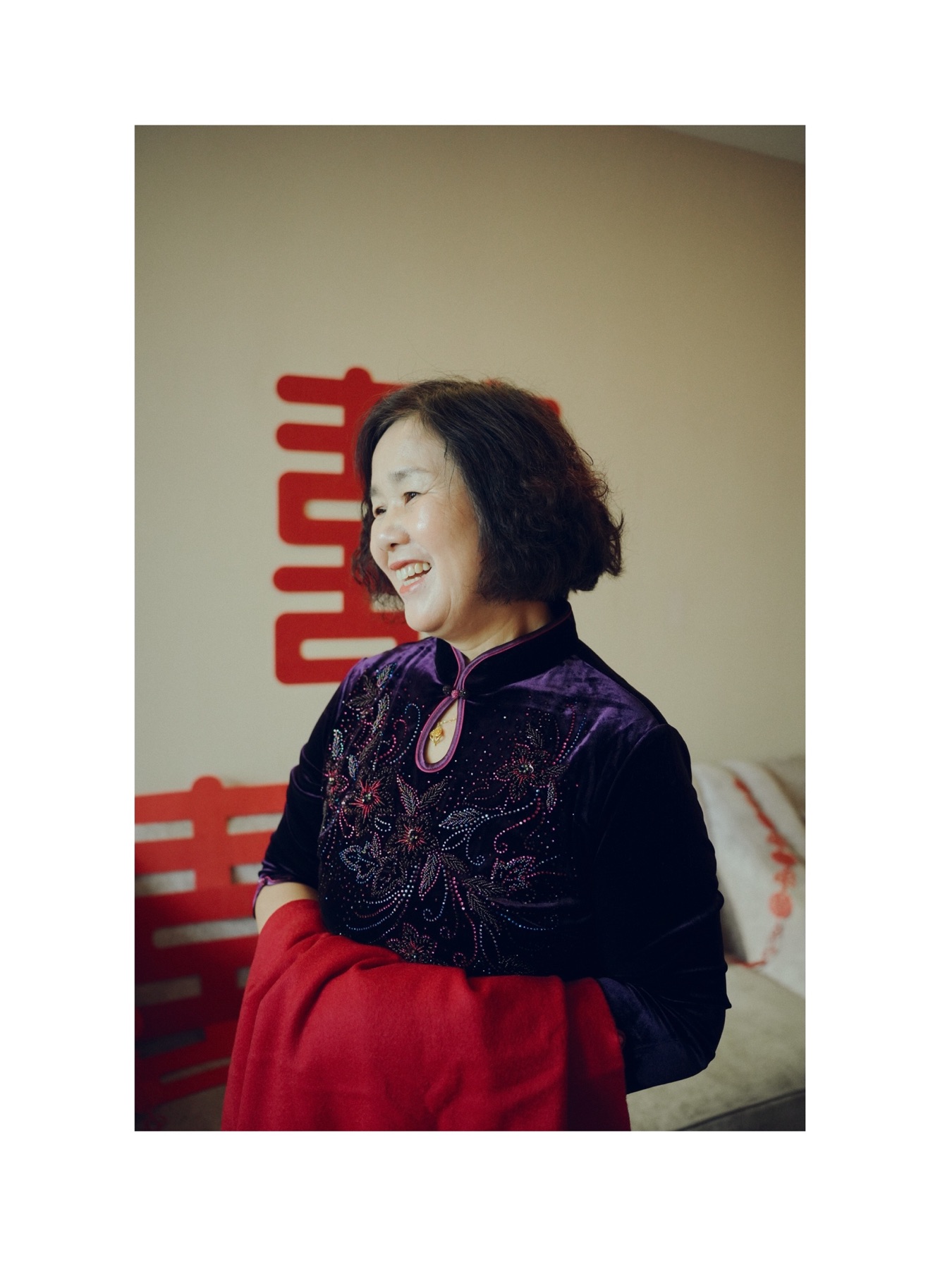 家人在婚房里微笑等候